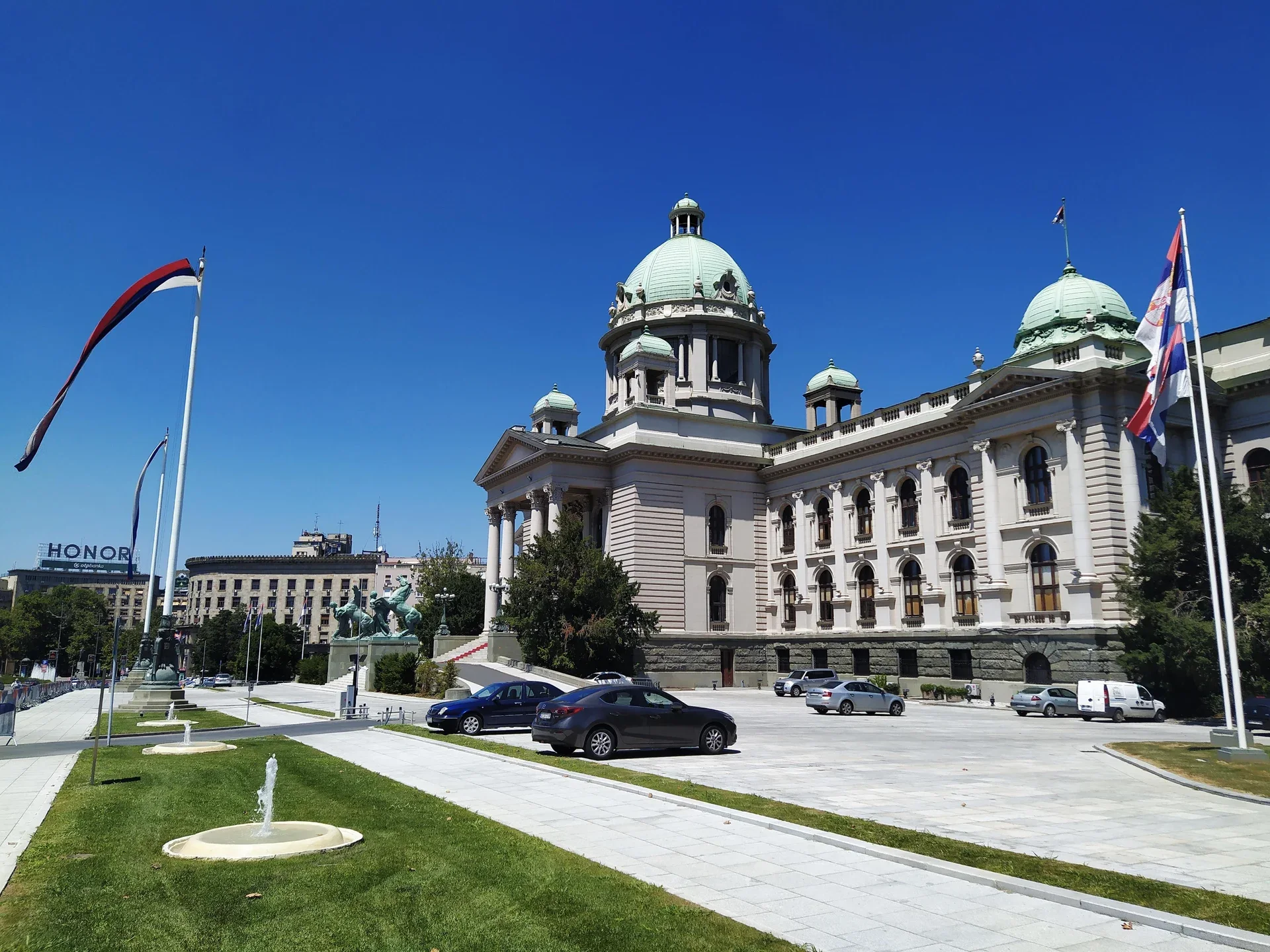 Fasada dhe kupola e Kuvendit të Serbisë në Beograd.