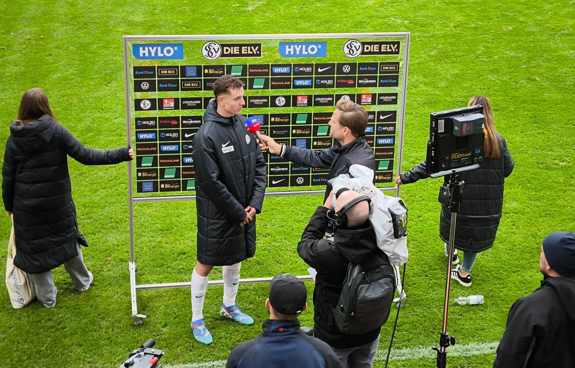 Fisnik Asllani jep një intervistë pranë fushës, në një fotografi arkivore të vitit 2024.